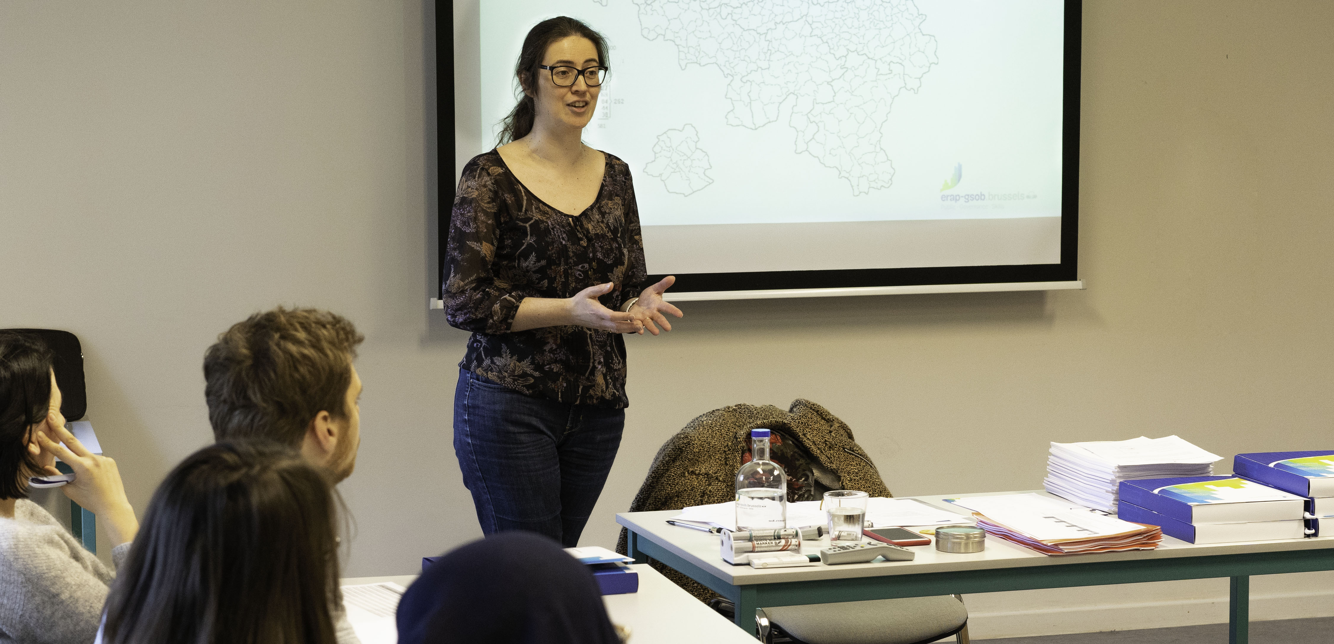 une formatrice donne cours dans un local de l'erap