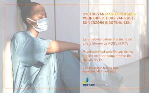 een verpleegster die op de vloer zit met haar ogen dicht