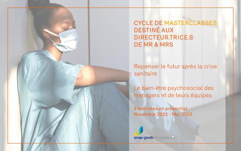 une infirmière assise par terre avec les yeux fermés